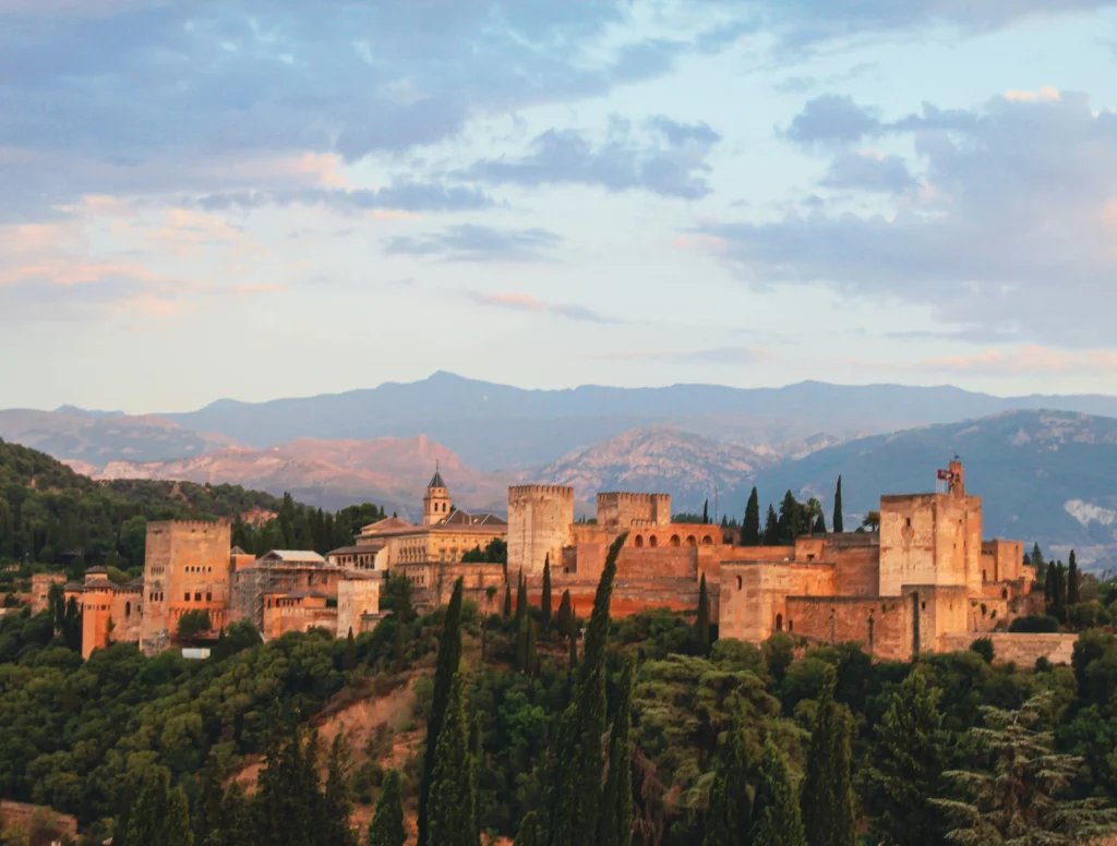 Vue sur l'Alhambra et la Sierra Nevade à Grenade