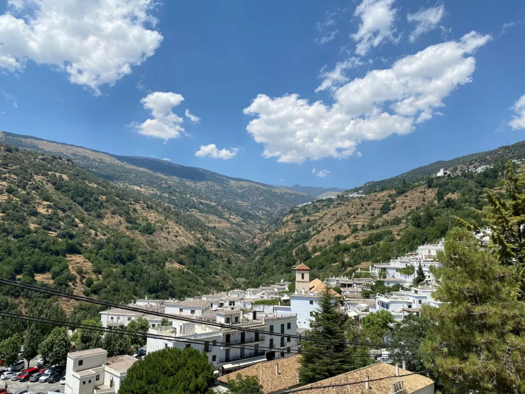 Panorama sur les villages blancs de Grenade et la région des Alpujarras